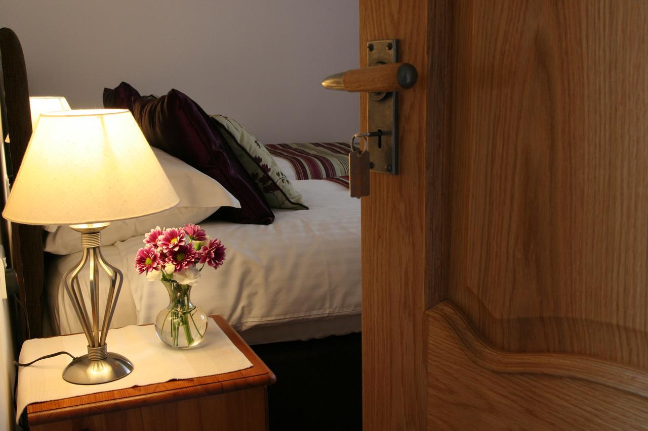 Mandeley Guest House เฮลสตัน ภายนอก รูปภาพ
